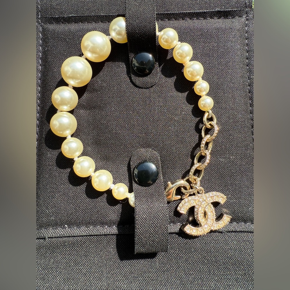 Chanel 19V Graduated Pearl Crystal Crystals CC Logo Charm Pendant Bracelet Gold - Picture 2 of 13